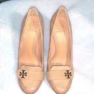 New Tory Burch cream quilted leather wedges